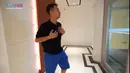 Dalam vlog yang dibagikan, Raffi tampak bersama dengan temannya melihat-lihat rumah barunya. Hingga pada akhirnya Raffi mendekat ke lift. Ia tampak kaget saat memencet tombol pintu lift terbuka.  [Youtube/Rans Entertainment]