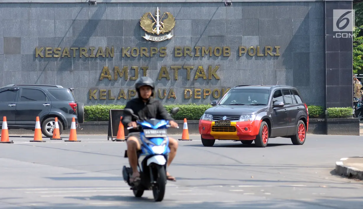 Warga melintasi jalan Komjen Pol M Yasin depan Mako Brimob Kelapa Dua, Depok, Kamis (10/5). Sebelumnya, terjadi kerusuhan di Rutan Salemba cabang Mako Brimob yang memakan korban lima orang petugas kepolisian. (Liputan6.com/Helmi Fithriansyah)
