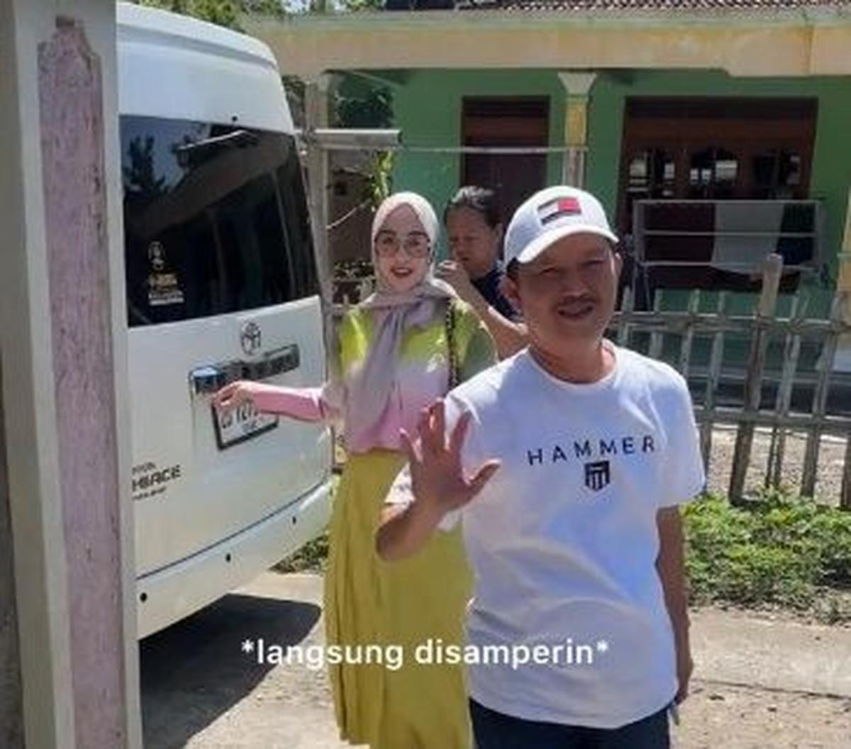 "anak cewek bontotnya ini berkelahi dengan kkn, bermula dari sebuah chat," tulis Rinita sambil membagikan video singkat.