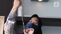 Petugas memeriksa perhiasan emas di Galeri 24 Pegadaian Kota Tangerang, Banten, Kamis (11/6/2020). Harga emas PT Aneka Tambang Tbk (Antam) pada hari ini naik Rp 12.000 menjadi Rp 893 ribu per gram dibanding sebelumnya. (Liputan6.com/Angga Yuniar)