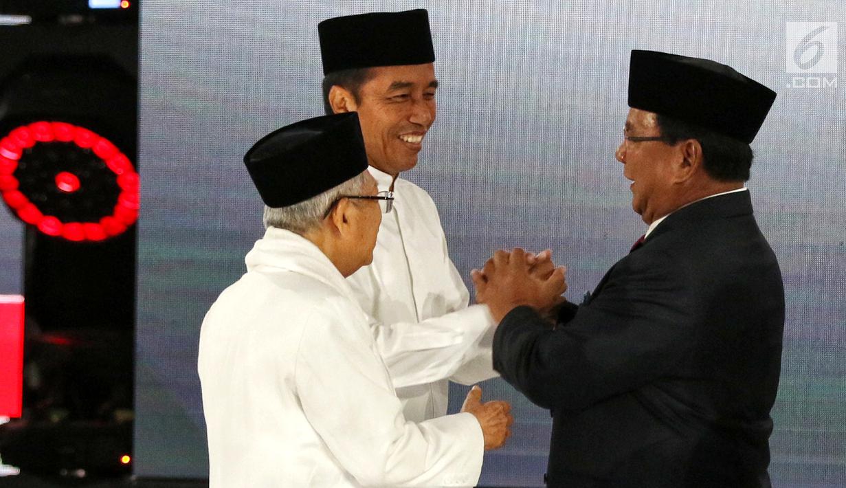 Capres Prabowo Subianto bersalaman dengan Capres Joko Widodo usai Debat Pilpres 2019 kelima di Jakarta, Sabtu (13/4). Debat kelima merupakan debat terakhir dalam masa kampanye yang mengambil tema Ekonomi, Kesejahteraan Sosial, Keuangan dan Investasi. (Liputan6.com/Johan Tallo)