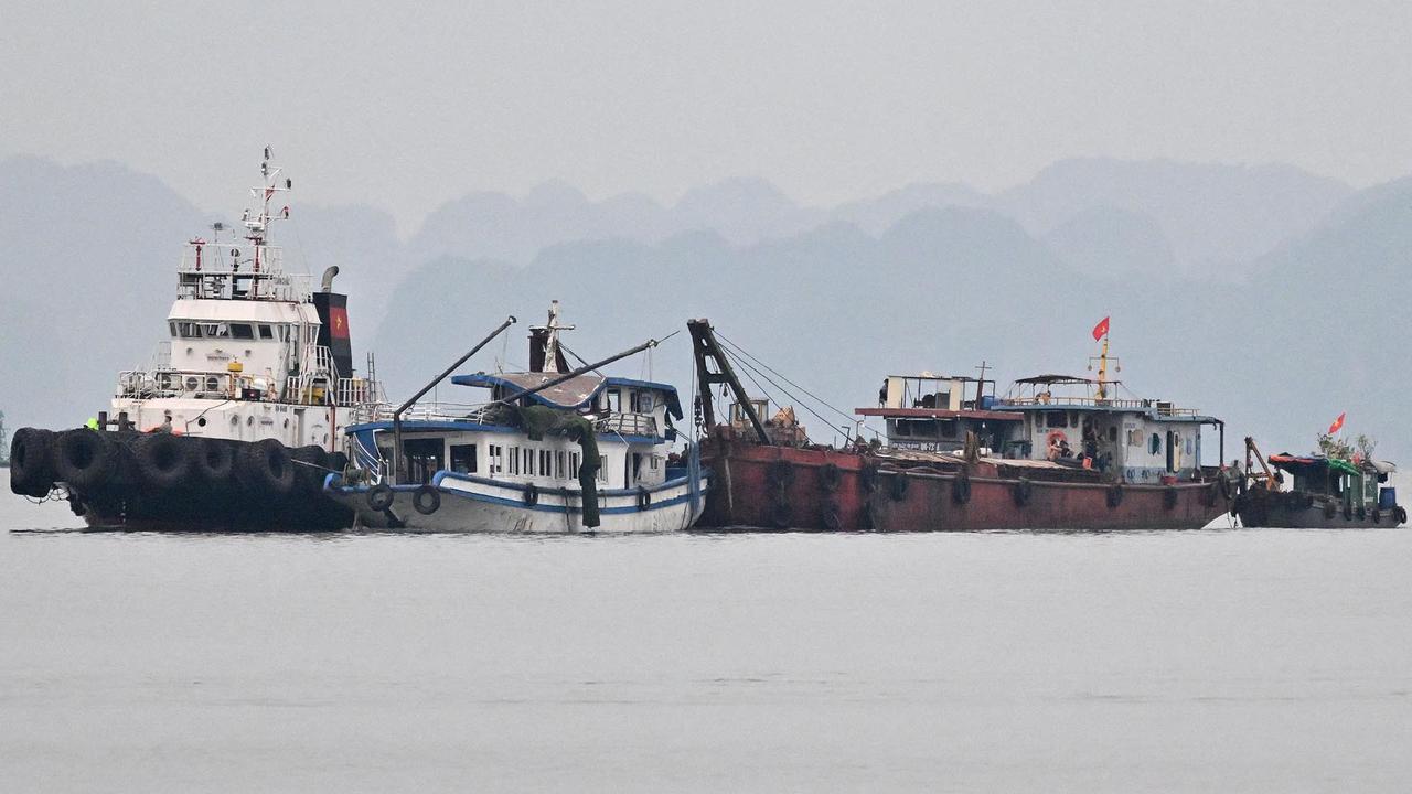 FOTO: Kapal Wisata Terbalik di Teluk Ha Long, Puluhan Wisatawan Tewas