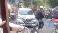 Mobil Ugal-ugalan Sampai Naik Trotoar Lalu Tabrak 2 Pemotor