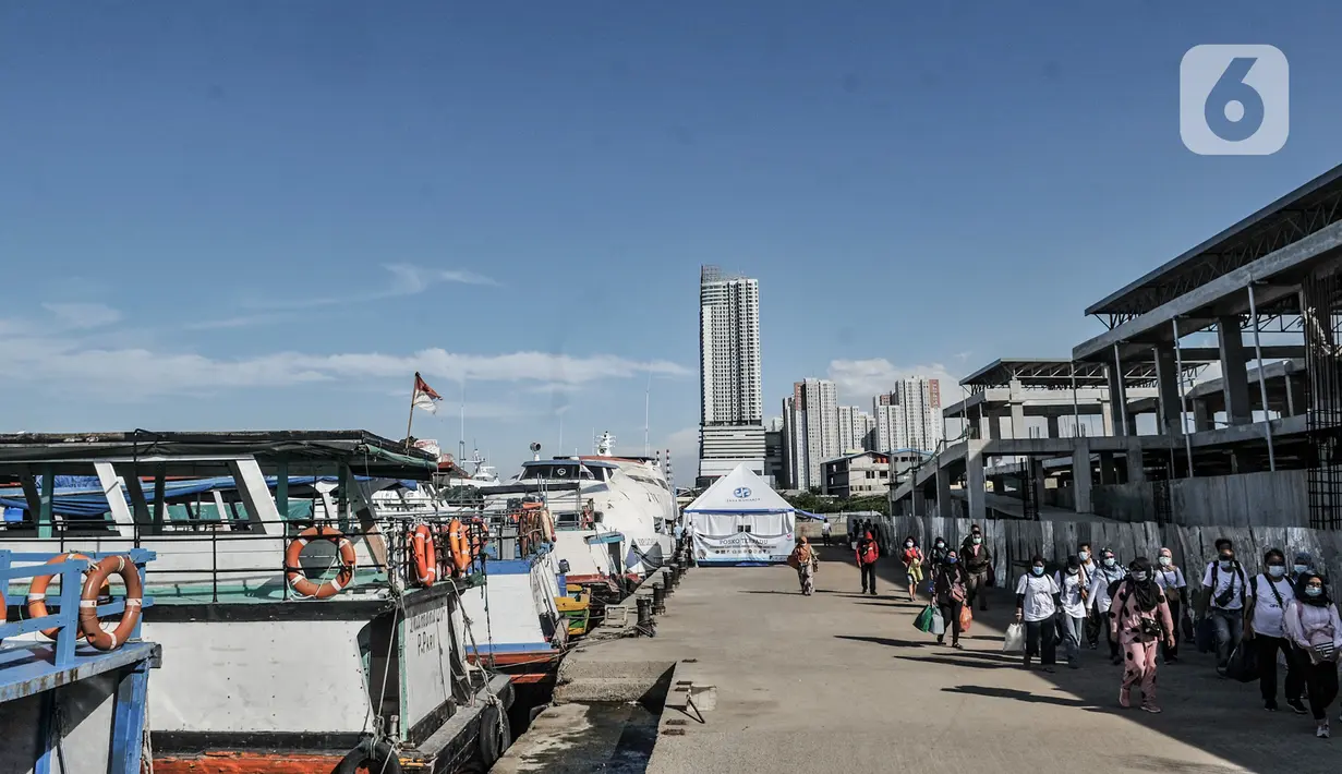 Penumpang kapal dari Kepulauan Seribu tiba di Dermaga Kali Adem, Muara Angke, Jakarta, Minggu (27/12/2020). Sebanyak 3.018 wisatawan berkunjung ke Kepulauan Seribu seperti Pulau Tidung, Pari, dan Pramuka untuk mengisi libur Natal (merdeka.com/Iqbal Nugroho)
