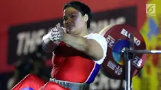 Atlet Para Powerlifting Indonesia, Nurtani Purba bersiap melakukan angkatan beban di kelas Womens Up 73kg Asian Para Games 2018 di Jakarta, Rabu (10/10). Nurtani Purba meraih perak dengan total angkatan 1115 kg. (Liputan6.com/Helmi Fithriansyah)