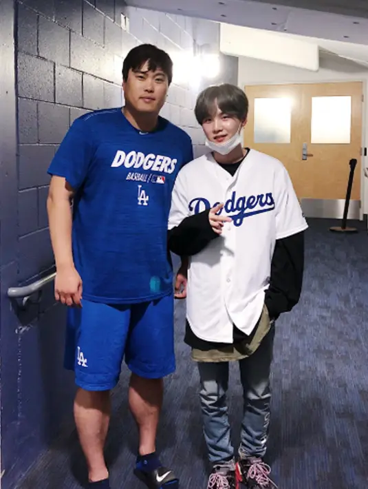 Melalui official akun twitter @BTS_twt Suga juga mengupload fotonya bersama Han Jin Ryu  (Liputan6.com/twitter/BTS_twt)