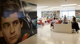 Gambar Ayrton Senna menjadi dekorasi utama Institut Ayrton Senna di Sao Paulo, Brasil. (AFP/Alexandre Schneider)