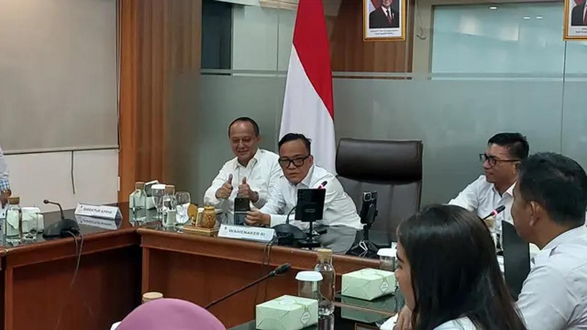 Wamenaker Buat Layanan Aduan Penahanan Ijazah Buruh