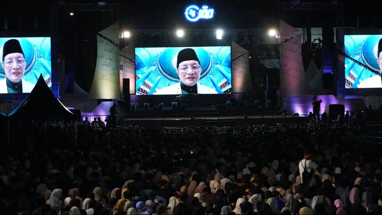 Menteri Agama Nasaruddin Umar saat menutup Musabaqah Qiraatil Kutub (MKQ) Nasional ke-8 dan MQK Internasional pertama di Lapangan Merdeka Wajo Senin (6/10/2025) malam secara virtual (Istimewa)