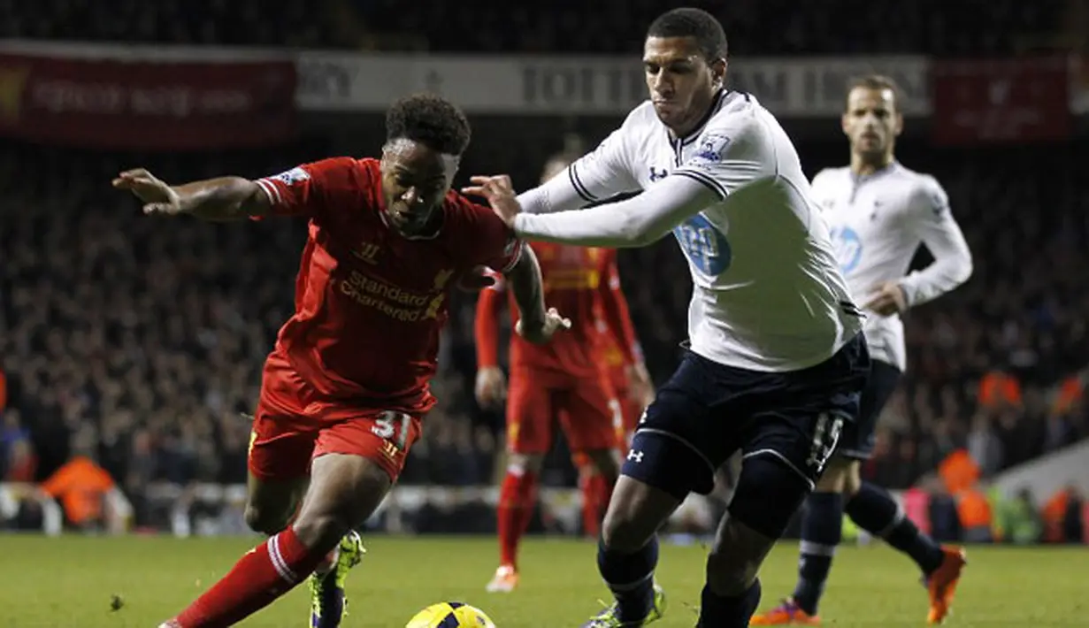 Raheem Sterling dan Etienne Capoue berduel merebut bola pada pertandingan sepak bola Liga Utama Inggris antara Tottenham Hotspur dan Liverpool di White Hart Lane di London, Minggu 15 Desember 2013 (AFP/Ian Kington)