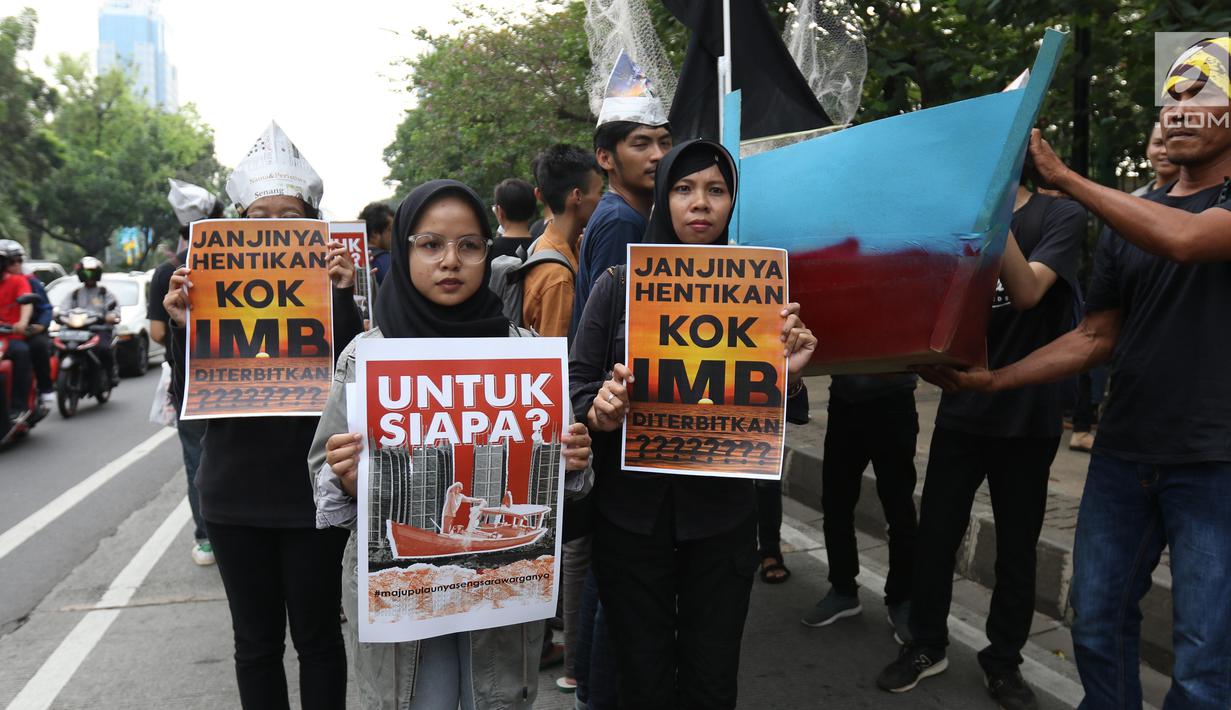 Massa yang tergabung dalam Koalisi Selamatkan Teluk Jakarta menggelar aksi jalan mundur menuju Balai Kota di Jakarta, Senin (24/6). Dalam aksinya mereka meminta kepada Gubernur DKI Jakarta untuk mencabut kembali keputusan penerbitan IMB di Pulau C dan D reklamasi Teluk Jakarta. (Liputan6.com/Angga Y