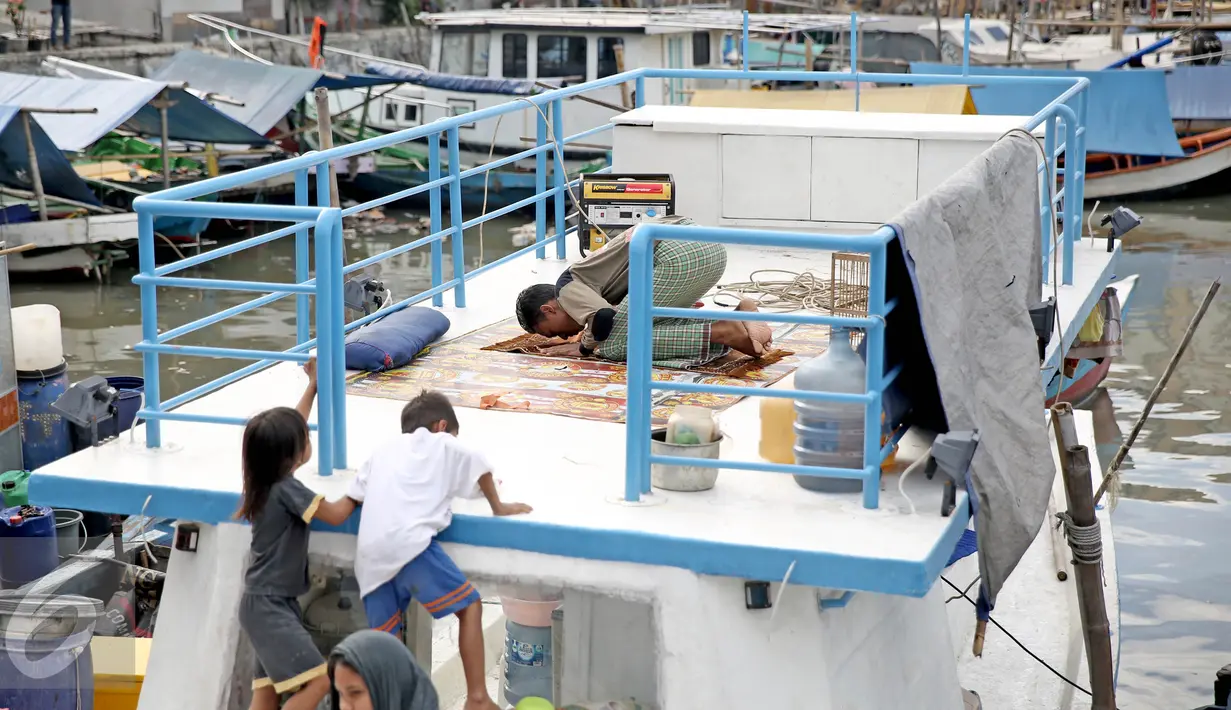 Seorang warga menunaikan salat di atas kapal pasca penggusuran permukiman Pasar Ikan, Jakarta, Selasa (13/4). Warga Pasar Ikan mengaku belum mendapat rumah susun sewa yang telah dijanjikan oleh Pemprov DKI Jakarta. (Liputan6.com/Faizal Fanani)
