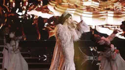 Penampilan Syahrini saat tampil membawakan singel terbarunya dengan judul "ada wanita lain" pada malam puncak HUT ke-27 SCTV di Hall D, Jiexpo Kemayoran, Jakarta, Kamis (24/8). (Liputan6.com/Herman Zakharia)