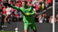 Kiper Crystal Palace, Dean Henderson, bereaksi setelah melakukan penyelamatan gemilang dalam adu penalti pada pertandingan final FA Community Shield antara Liverpool dan Crystal Palace di Stadion Wembley, London, Minggu, 10 Agustus 2025. (Foto AP/Dave Shopland)