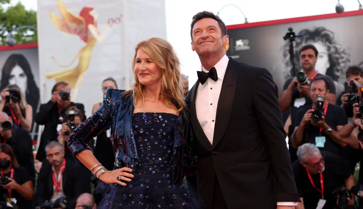 Laura Dern (kiri) dan Hugh Jackman berpose untuk fotografer setibanya di pemutaran perdana film 'The Son' selama Festival Film Venesia edisi ke-79 di Venesia, Italia, Rabu (8/9/2022). Laura Dern menjadi lawan main Hugh Jackman pada film The Son. (Joel C Ryan/Invision/AP)