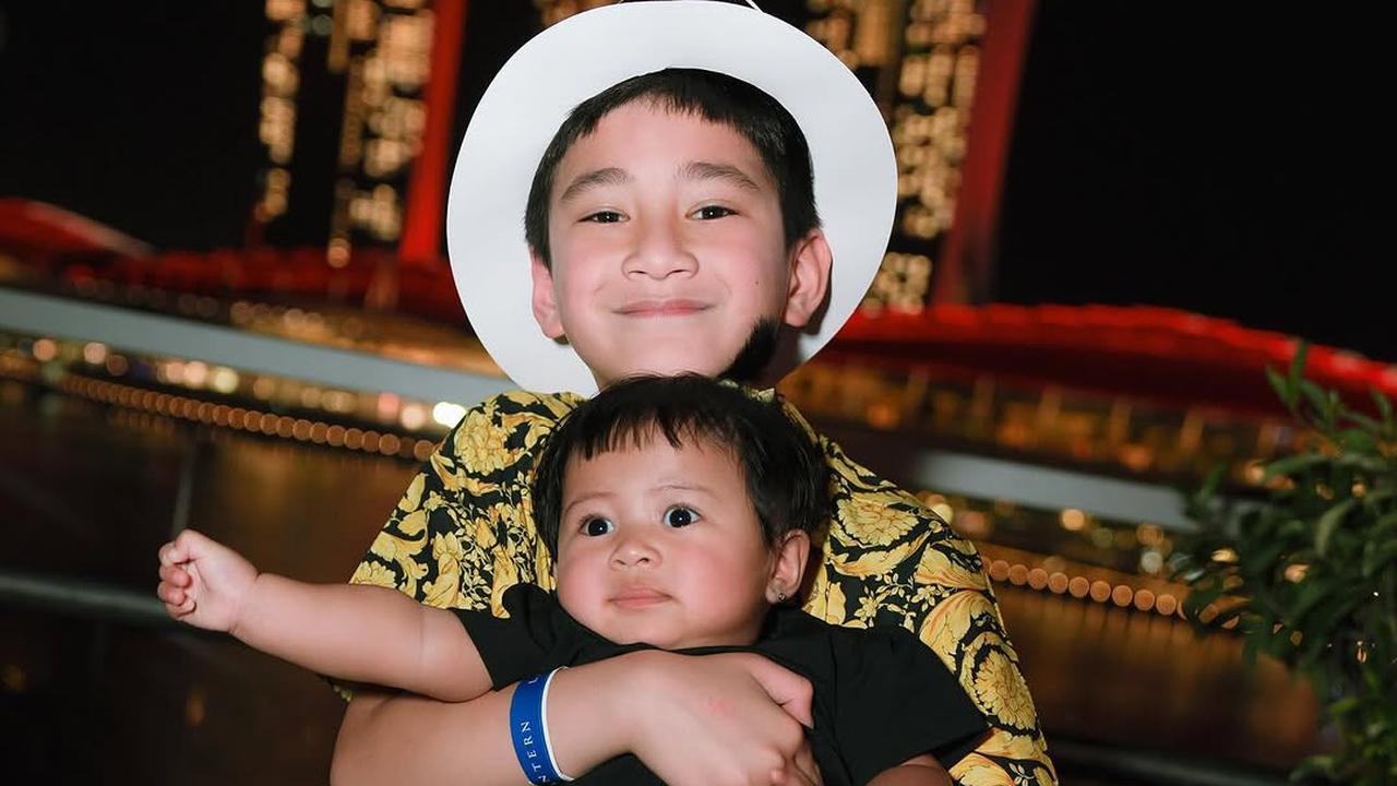 Potret Gemas Rafathar Gendong Lily, Ekspresinya Bikin Netizen Tersentuh