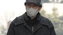 Aktor Korea Selatan Oh Young-soo tiba untuk menghadiri sidang pertama persidangan di cabang Pengadilan Distrik Suwon di Seongnam, Korea Selatan, Jumat, 3 Februari 2023. Polisi menerima pengaduan korban pada Desember 2021, dan meneruskan dokumen terkait dengan pendapat dakwaan kepada otoritas yang lebih tinggi pada Februari 2022. (AP Photo/Ahn Young-joon)