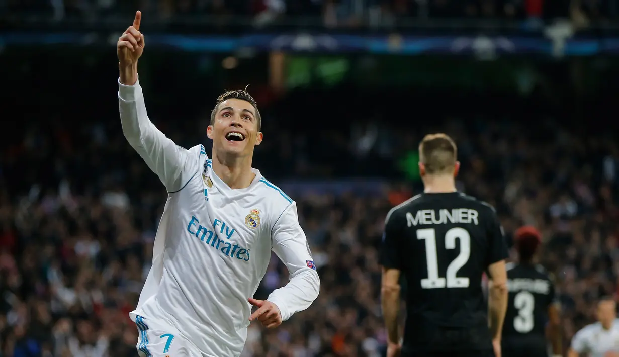 Pemain Real Madrid Cristiano Ronaldo berselebrasi usai mencetak gol ke gawang Paris Saint-Germain pada leg pertama babak 16 besar Liga Champions di Stadion Santiago Bernabeu, Rabu (14/2). Dua dari tiga gol Real Madrid disumbangkan Ronaldo. (AP/Paul White)