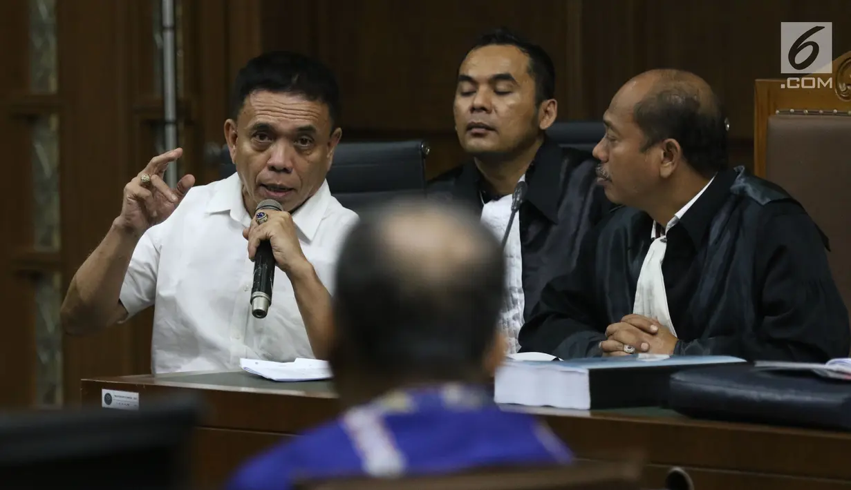 Gubernur Aceh nonaktif, Irwandi Yusuf memberi tanggapan atas kesaksianPlt Gubernur Aceh Nova Iriansyah pada sidang lanjutan dugaan suap Dana Otonomi Khusus Aceh (DOKA) 2018 di Pengadilan Tipikor, Jakarta, Senin (10/12). (Liputan6.com/Helmi Fithriansyah)
