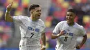 Pemain Uruguay U-20, Anderson Duarte (kiri) melakukan selebrasi setelah mencetak gol ke gawang Gambia U-20 pada laga 16 besar Piala Dunia U-20 di Estadio Unico Madre de Ciudades, Argentina, Jumat (02/06/2023) dini hari WIB. (AP Photo/Nicolas Aguilera)