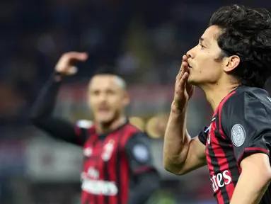 Gelandang AC Milan, Matias Fernanadez, merayakan gol yang dicetaknya ke gawang Genoa pada laga Liga Italia di Stadion San Siro, Italia, Sabtu (18/3/2017). AC Milang menang 1-0 atas Genoa. (EPA/Matteo Bazzi)