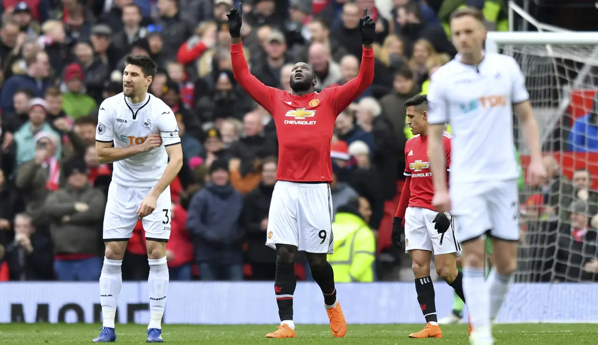 Pemain Manchester United, Romelu Lukaku (tengah) merayakan golnya ke gawang Swansea City pada laga Premier League di Old Trafford, (31/3/2018).  Manchester United menang 2-0. (Anthony Devlin/PA via AP)