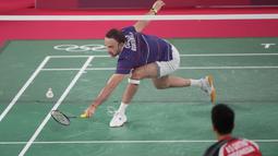 Kevin Cordon terus tertinggal di awal gim kedua. Dirinya begitu disusahkan dengan smash keras yang diberikan oleh Anthony Ginting. Pemain polesan tangan pelatih Indonesia tersebut harus tertinggal angka 4-11 di interval gim kedua. (Foto: AP/Dita Alangkara)