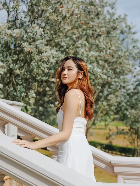 Selalu memiliki imej feminim yang tampil anggun, sosok Salsha dalam menjalani aktivitas sehari-harinya juga kerap bergaya dengan busana kasual nan santai. Namun kalau sudah tampil dengan gaya feminim seperti dress mini putih seperti ini ia pasti akan langsung dibanjiri pujian oleh para penggemarnya. (Liputan6.com/IG/@salshabillaadr)