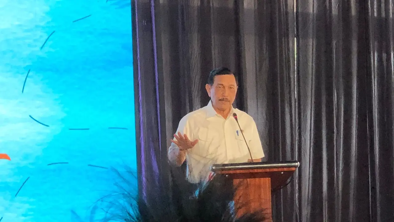 Menteri Koordinator Bidang Kemaritiman dan Investasi (Menko Marves) Luhut Binsar Pandjaitan meresmikan penyelenggaraan Sail Teluk Cendrawasih, di Sarinah, Jakarta, Jumat (3/2/2023).