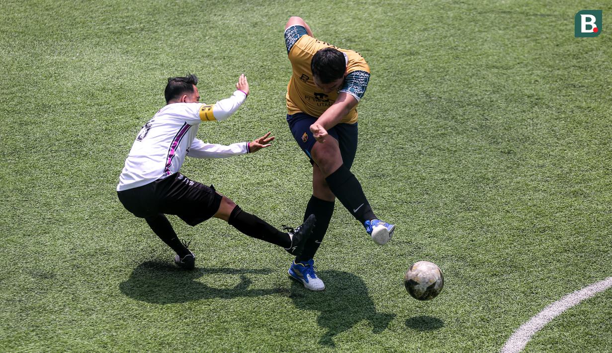 Pemain tim Golden Boutique (kanan) berusaha mencetak gol dibayangi tim Artotel pada turnamen Asatu Hoteliers Cup 2023 yang berlangsung di Asatu Area, Menteng, Jakarta, Minggu (29/10/2023). (Bola.com/Bagaskara Lazuardi)