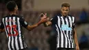 Striker Newcastle, Joelinton, merayakan gol yang dicetaknya ke gawang Morecambe pada laga putaran ketiga Piala Liga Inggris di The Mazuma Stadium, Kamis (24/9/2020) dini hari WIB. Newcastle menang 7-0 atas Morecambe. (AFP/Martin Rickett/pool)