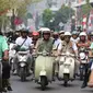 Ratu Dewa membonceng Prima Salam menggunakan vespa jadul dikawal para pendukungnya, saat mendaftarkan diri ke KPU Palembang untuk mengikuti Pilkada Palembang 2024 (Dok. Humas Tim Pemenangan Ratu Dewa-Prima Salam / Nefri Inge)