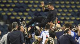 Para pemain FC Porto, melakukan selebrasi dengan mengangkat pelatih Sergio Conceicao usai menjadi juara Liga Portugal di Stadion Dragao, Senin (20/7/2020). FC Porto menjuarai Liga Portugal ini untuk yang ke-29 kalinya. (AFP/Miguel Riopa)
