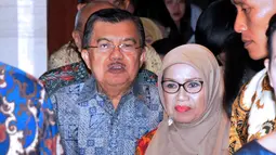 Ditemani Ibu Mufidah Kalla, Wakil Presiden terpilih, Jusuf Kalla (kiri), menghadiri acara nonton bareng film Tabula Rasa di Jakarta, (15/9/2014). (Liputan6.com/Helmi Fithriansyah)