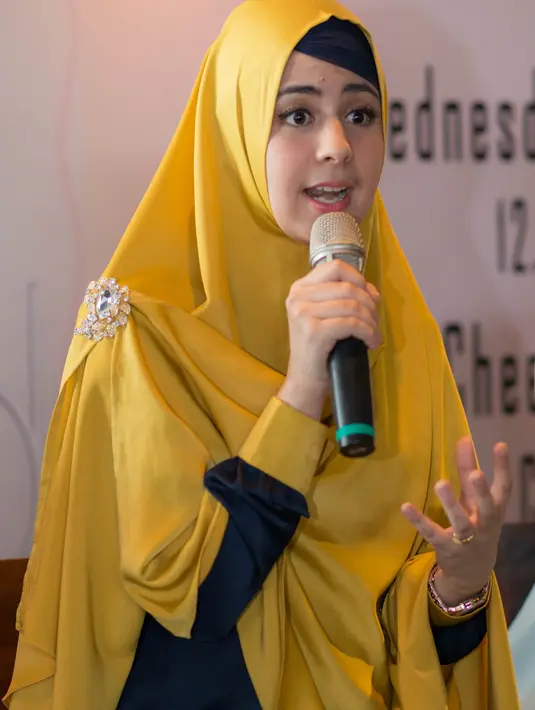 Gaya Risty saat berbicara di depan umum, tetap memesona kan? (Foto: Desmond Manullang)