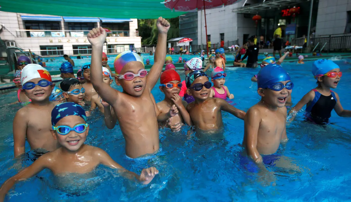 Ekspresi anak-anak saat mengikuti latihan berenang di sekolah olahraga Hangzhou Chen Jinglun Natatorium, di Hangzhou, provinsi Zhejiang, China, (10/8). (REUTERS/Aly Song)