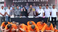 Para pelaku peredaran narkoba yang ditangkap dalam Operasi Tumpas Narkoba Semeru saat diamankan di Mapolresta Malang Kota pada Rabu, 6 September 2023 (Istimewa)