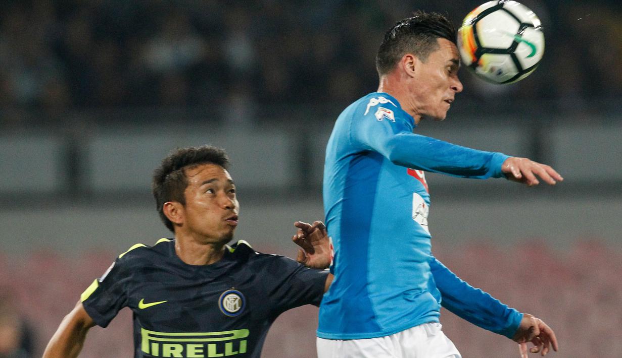 Striker Napoli, Jose Maria Callejon, duel udara dengan bek Inter Milan, Yuto Nagatomo, pada laga Serie A Italia di Stadion San Paolo, Naples, Sabtu (21/10/2017). Napoli bermain imbang 0-0 dengan Inter Milan. (AFP/Carlo Hermann)
