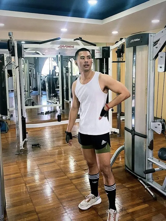 Ricky Cuaca Berambut Plontos