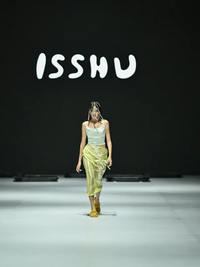 ISSHU Tampilkan Koleksi Delulu di Jakarta Fashion Week 2025, Anaz Siantar Bawa Kejutan ke Panggung
