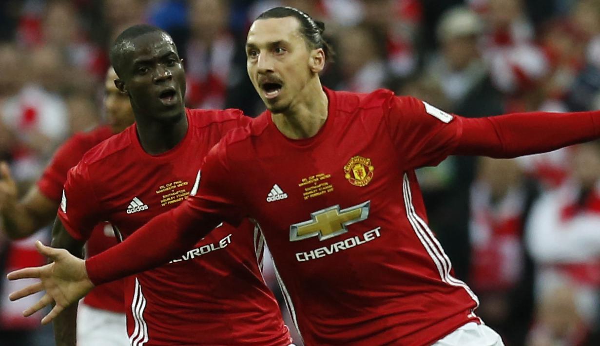 Striker Manchester United, Zlatan Ibrahimovic, merayakan gol yang dicetaknya ke gawang Southampton. Bermain menyerang MU langsung unggul 1-0 dari Southampton pada menit ke-19 melalui Ibrahimovic. (AFP/Ian Kington)