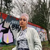 Set loungewear di-layering dengan bomber jacket menghasilkan look yang edgy untuk gaya hijab turban yang sporty (Foto: Instagram @mariahidrissi)