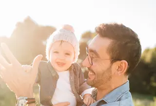 Ilustrasi ayah dengan sang anak/copyright unsplash.com/Isaac Quesada