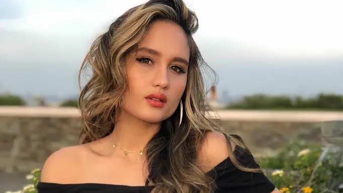 [Bintang] Cantik Minta Ampun, Ini Potret 5 Gaya Andalan Cinta Laura