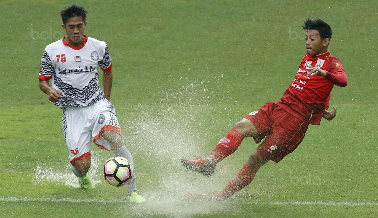 Striker Persis Solo, Tri Handoko, berusaha melewati gelandang Martapura FC, Moch Solechudin, pada laga 8 besar Liga 2 Indonesia di Stadion Patriot, Bekasi, Kamis (9/11/2017). Persis kalah 0-1 dari Martapura FC. (Bola.com/M Iqbal Ichsan)
