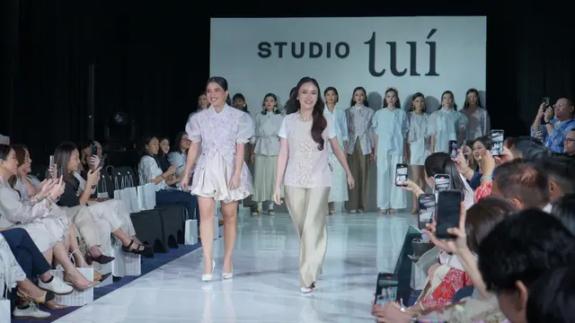 Fashion Show Unfolding Petals koleksi Studio Tui (Istimewa)