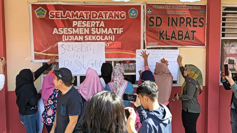 Emak-emak ini menyegel SD Inpres Klabat, Kecamatan Dimembe, Kabupaten Minahasa Utara, Sulut, Jumat (13/10/2023). (Foto: Yoseph Ikanubun/Liputan6.com)