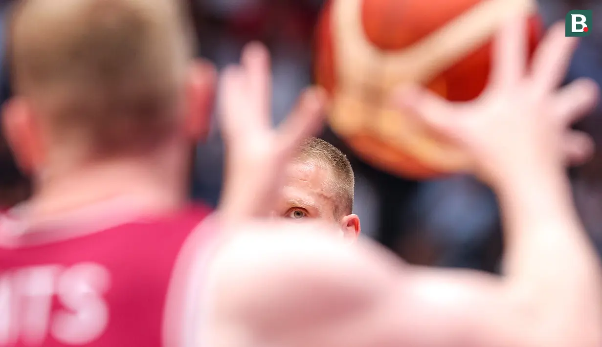 Pebasket Latvia Aigars Skele saat mengumpan bola ke rekannya, Rolands Smits pada laga lanjutan Grup H Piala Dunia FIBA 2023 melawan Kanada di Indonesia Senayan, Jakarta, Selasa (29/08/2023). (Bola.com/Bagaskara Lazuardi)