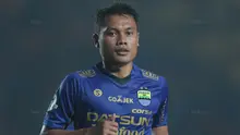Pemain Persib Bandung, Dedi Kusnandar saat melawan PS TNI pada lanjutan Liga 1 2017 di Stadion Si Jalak Harupat, Sabtu (05/8/2017). Persib menang 3-1. (Bola.com/Nicklas Hanoatubun)