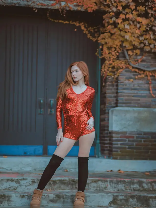 Contoh ilustrasi perempuan mengenakan sandal jelly